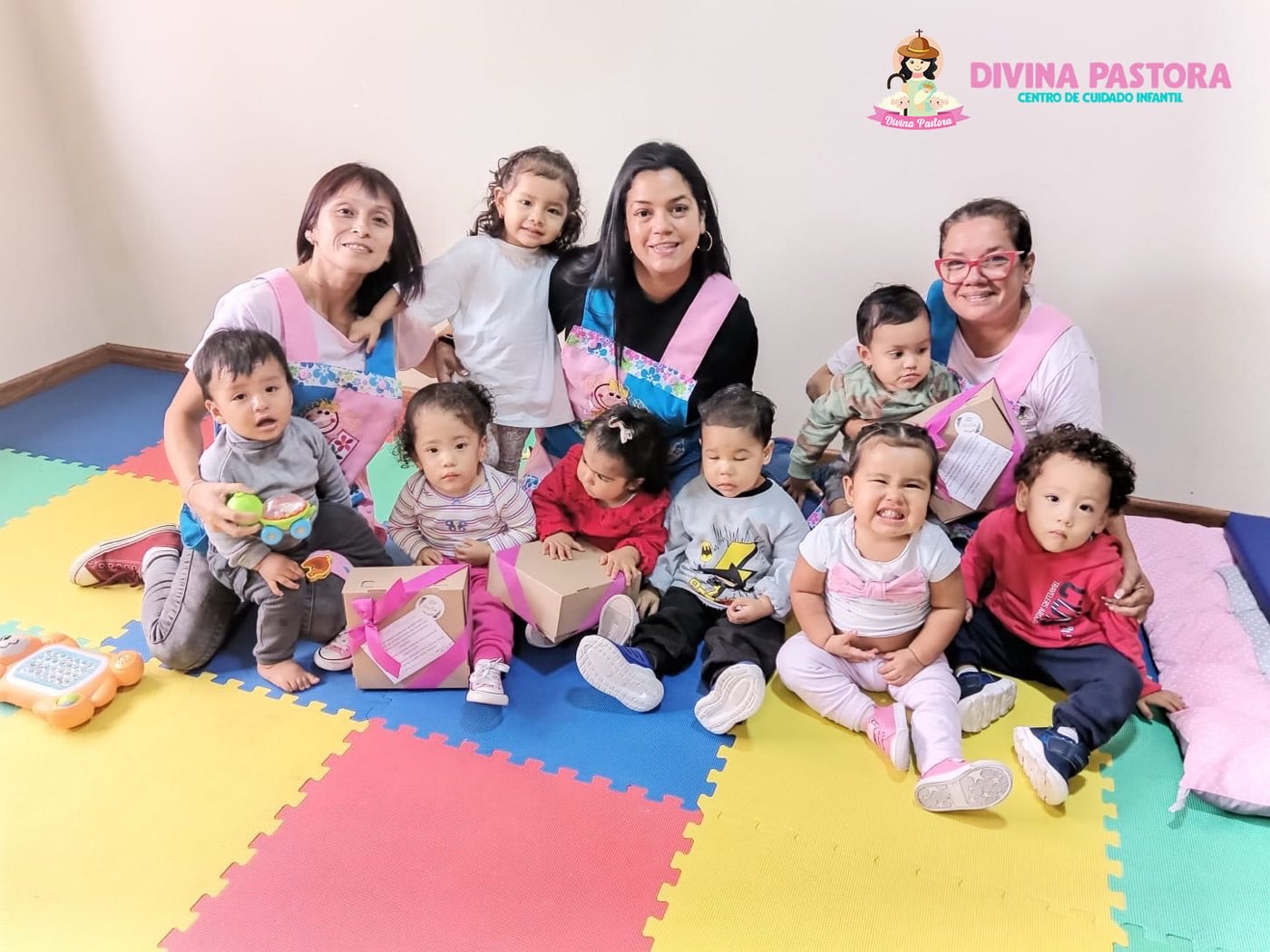Niñas y niños del Nido Divina Pastora junto a sus maestras en el aula