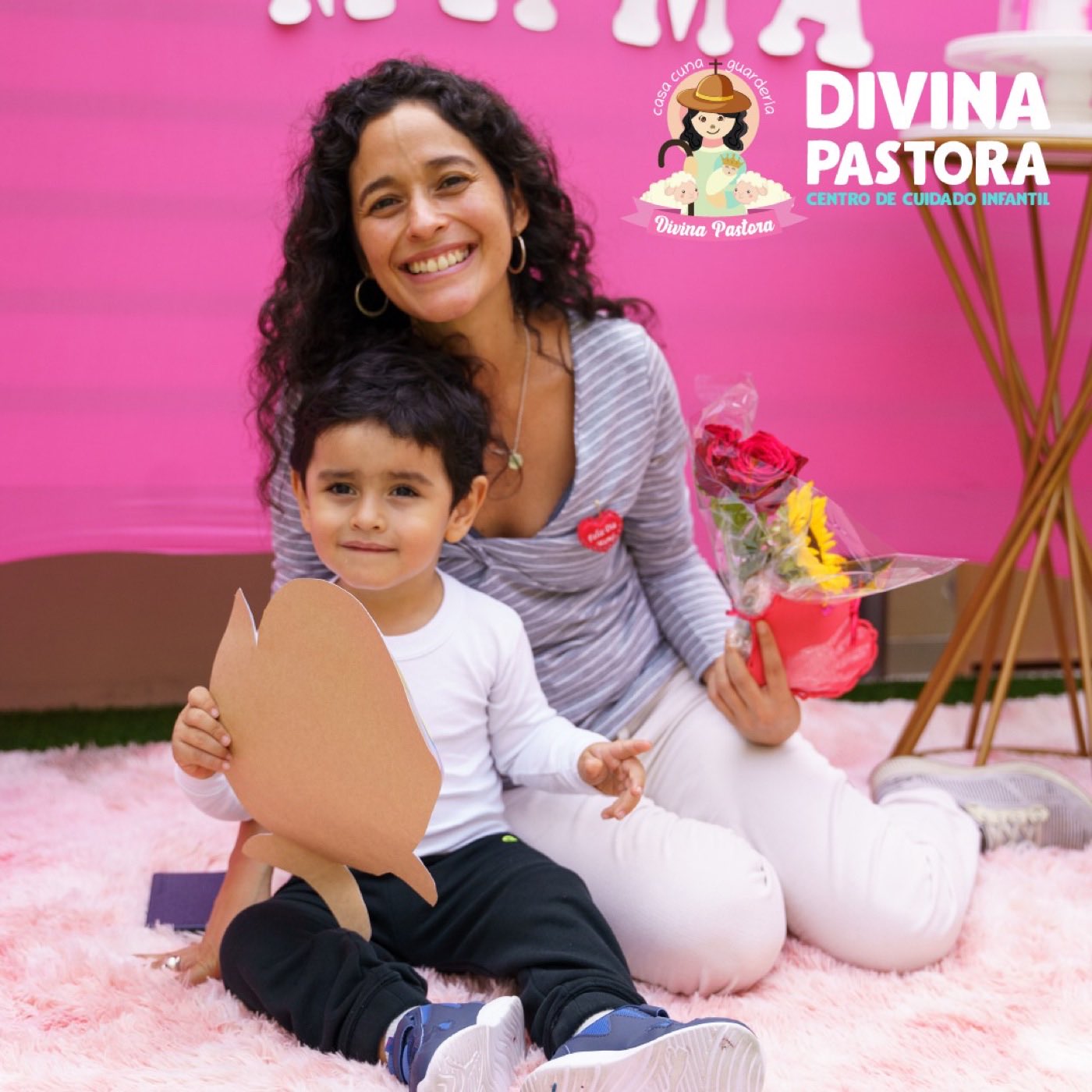 Madre e hijo en la celebración del Día de la Madre en el nido