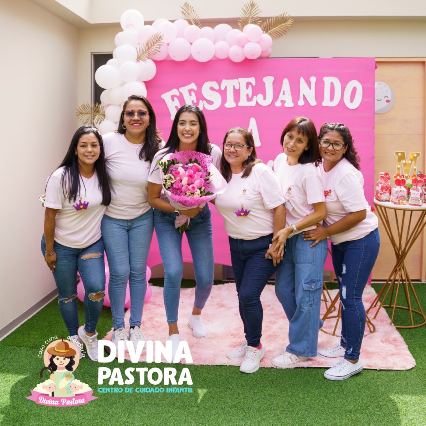 Equipo del nido celebrando con flores y globos frente a un fondo rosado