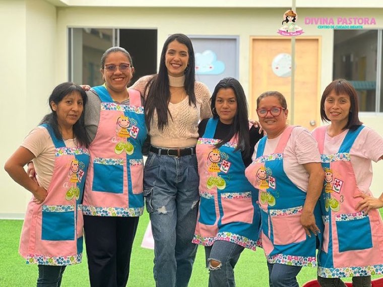 Equipo docente del Nido Divina Pastora con mandiles institucionales